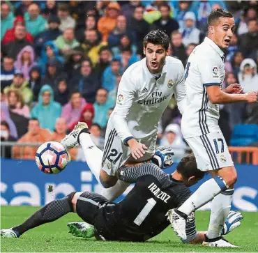  ?? No smooth passage: ?? Real Madrid’s Alvaro Morata colliding with Athletic Bilbao goalkeeper Gorka Iraizoz in the La Liga match at the Bernabeu on Sunday. Real won 2-1. — Reuters