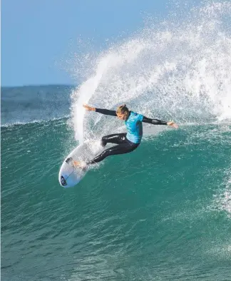  ?? Picture: WSL ?? Stephanie Gilmore in the water at J-Bay. And (below right) with Lakey Peterson.