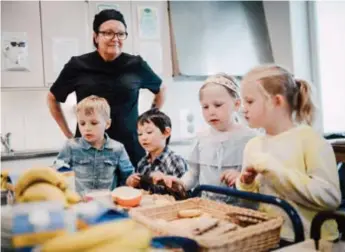  ?? FÖRBEREDER FÖR MELLIS. Walter, Erik, Ellie och Alexandra hjälper Leila att förbereda eftermidda­gens mellanmål. FOTO: SACHARIAS KÄLLDÉN ??