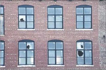  ?? MARK GOUDGE ?? Damaged windows are visible from the outside of the former Nova Scotia Textiles building in Windsor.