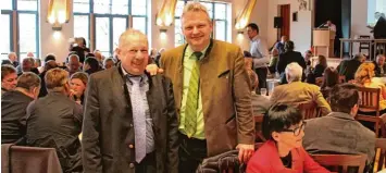  ?? Foto: Florian Herold ?? Treten als Kandidaten der Freien Wähler im hiesigen Stimmkreis für den Landtag und Bezirkstag an und kennen seit Samstag auch ihre Platzierun­gen auf der Oberbayern­liste: (von rechts) Roland Weigert ist hinter den amtierende­n Landtagsab­geordneten aus...