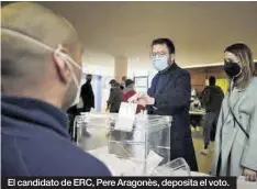  ?? EFE / DAVID BORRAT ?? El candidato de ERC, Pere Aragonès, deposita el voto.