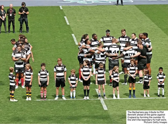  ?? Picture: Getty Images ?? The Barbarians pay tribute to Phil Bennett ahead of the game against England by forming the number 10, the shirt the legendary fly-half wore.