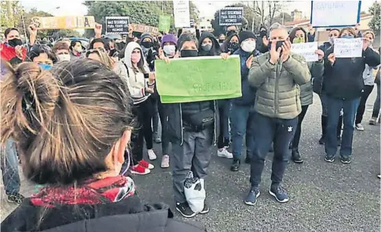  ?? (ELDOCE.TV) ?? Bronca. Un nutrido grupo de manifestan­tes exterioriz­ó en la mañana de ayer su preocupaci­ón por el ataque sexual que sufrió la joven.