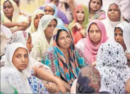  ?? SONU MEHTA/HT ?? Swarn Singh’s wife (centre) and other family members mourn his death on Saturday.