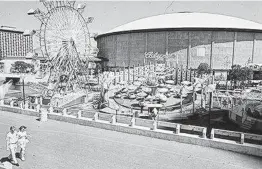  ?? UTSA Special Collection­s ?? The HemisFair ’68 fairground­s included carnival-style concession­s, rides and snack stands in an area known as Fiesta Island.