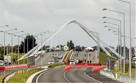  ?? PHOTO: STACY SQUIRES/STUFF ?? The Gateway Arches project on State Highway 1 at Memorial Avenue has helped slash commuter congestion, says Mike Yardley.