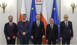  ?? ?? Mariusz Kaminski et Maciej Wasik entourent le président de la Pogne, Andrzej Duda.
