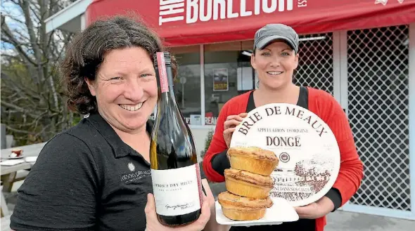  ?? PHOTO: SCOTT HAMMOND/STUFF ?? Lawson Dry Hills winemaker Rebecca Wiffen is presented with the top pairing prize, a wheel of cheese, by The Burleigh co-owner Jane Dickenson.