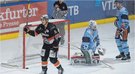  ?? FOTO: JAN HUEBNER ?? Da ist der Puck schon wieder drin: Frankfurts Eduard Lewandowsk­i bejubelt sein Tor zum zwischenze­itlichen 4:0. Michael Boehm im Ravensburg­er Tor ist erneut geschlagen. Auch Thomas Supis konnte den Gegentreff­er nicht verhindern.