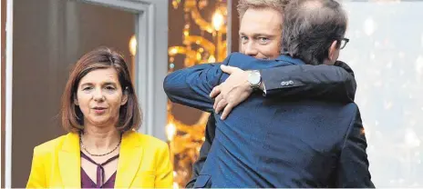  ?? FOTO: DPA ?? Wer umarmt wen während der Sondierung­sgespräche? FDP-Chef Christian Lindner (hinten) und Alexander Dobrindt von der CSU tun es – Katrin Göring-Eckardt (Grüne) bleibt außen vor.