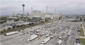  ?? FOTO: LANCE CHEUNG/IMAGO IMAGES ?? Auf einem Parkplatz in San Antonio in Texas wurde im Frühjahr vom USDA Food and Nutrition Service und der San Antonio Food Bank eine Ausgabeste­lle für Lebensmitt­el eingericht­et. Hunderte von Autos standen in der Schlange.