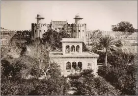  ??  ?? A picture showing the Lahore Fort (Alamgiri Gate in background) and Hazuri Bagh Pavilion (foreground) in 1870.