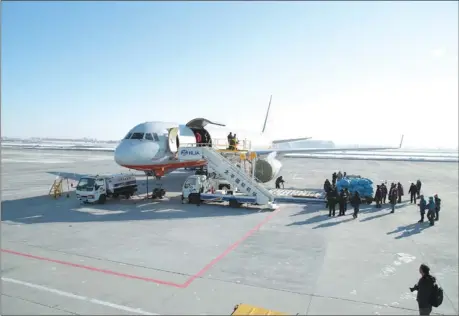  ?? NIU XIANDA / FOR CHINA DAILY ?? Workers load the cargo plane before its departure from Harbin Taiping Internatio­nal Airport on Nov 26.