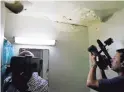  ??  ?? Reporters inspect peeling paint and mold in the bathroom of a New York City Housing Authority apartment in July.