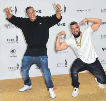  ?? FOTO: DPA ?? Manche Bilder sprechen für sich: die Musiker Kollegah (rechts) und Farid Bang beim Echo.