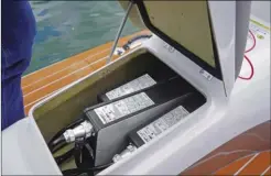  ??  ?? Les trois batteries de 70 Ah sont logées sous le siège pilote. L’autonomie en navigation est d’environ une heure.