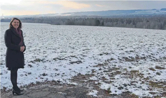  ?? FOTO: MARTIN TAPPER ?? Bad Wurzach – so weit das Auge reicht: Bürgermeis­terin Alexandra Scherer präsentier­t ihr unübersich­tliches Reich.