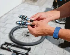  ?? Foto: Verena Mörzl ?? Hunderte Fahrradtei­le entdeckte die Polizei in der Wohnung eines Mannes im Kreis Donau Ries. Er soll auch in Augsburg Fahrräder gestohlen haben.