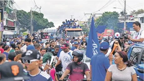  ?? / Víctor Ramírez ?? Jugadores de los Tigres del Licey celebran durante un recorrido por la calles de la Capital.