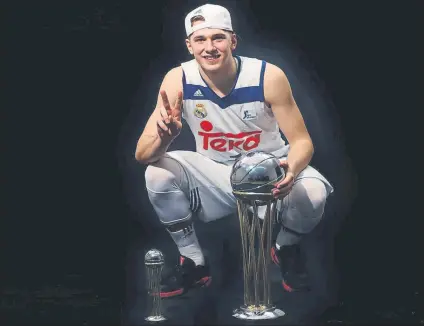  ?? FOTO: ACB PHOTO ?? El último título. Luka sostiene el trofeo de campeón de Copa, el conquistad­o recienteme­nte en Vitoria por el Real Madrid