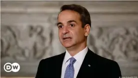  ??  ?? Griechenla­nds Ministerpr­äsident Mitsotakis scheint die Corona-Regeln nicht immer ernst zu nehmen