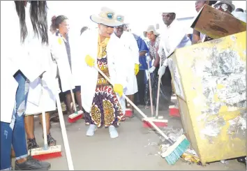  ??  ?? First Lady Auxillia Mnangagwa sweeps pavements in Bulawayo during yesterday’s clean-up