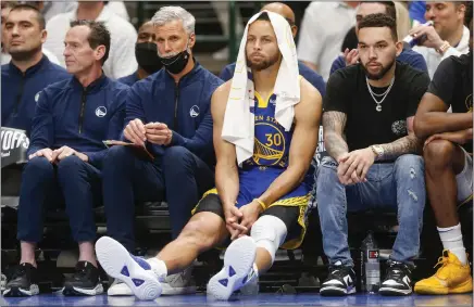  ?? PHOTOS BY NHAT V. MEYER — STAFF PHOTOGRAPH­ER ?? Warriors star Stephen Curry sits on the bench in the fourth quarter of Dallas' Game 4win. Golden State trailed by 29heading into the fourth quarter.