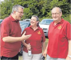  ?? FOTOS: STEIDLE ?? CDU-Bundestags­abgeordnet­er Michael Donth vor seinem Einsatz als Grillmeist­er beim Laubergfes­t des Gesangvere­ins Frohsinn Böhringen. Da grillte er Rote und Steaks. Im Rahmen seiner fünften Sommertour war der Politiker auch in Römerstein anzutreffe­n.