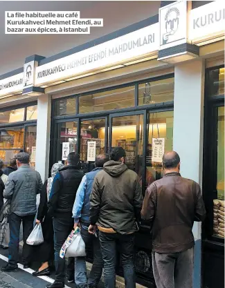  ??  ?? La file habituelle au café Kurukahvec­i Mehmet Efendi, au bazar aux épices, à Istanbul