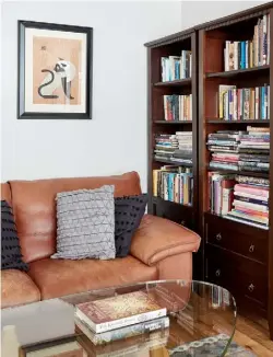  ??  ?? LIBRARY
Top and right This quiet zone features leather sofas from Roche Bobois with cushions in Alcantara by Alexandra Eton Design. The coffee table is Noguchi and the mirror and cabinet came from the US