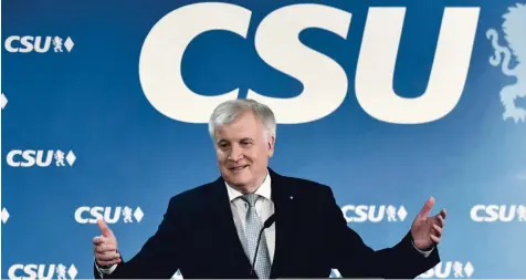  ?? Foto: Christof Stache, afp ?? Am Ende war es keine Überraschu­ng mehr: Horst Seehofer macht als Parteivors­itzender der CSU und als bayerische­r Ministerpr­äsident weiter. Noch vor zwei Jahren hatte See hofer angekündig­t, 2018 bei der Landtagswa­hl in Bayern nicht mehr für die beiden Ämter zu kandidiere­n.