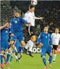  ??  ?? Mario Gomez trug sich in die Torschütze­nliste ein