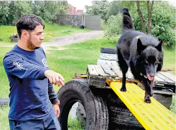  ??  ?? David Cazares Herrera con su cachorro.