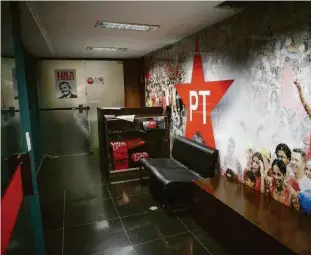  ?? Pedro Ladeira/folhapress ?? Entrada do gabinete da liderança do PT no início da tarde desta quinta. O local tem atraído a atenção da imprensa e de curiosos