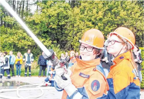  ?? FOTO: TSCHEK ?? Ruhig und gut koordinier­t: Der Feuerwehrn­achwuchs aus Langenarge­n, Eriskirch und Kressbronn glänzt bei der gemeinsame­n Übung.