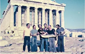  ??  ?? Universali­stas portuguese­s em viagem “de reconhecim­ento” a Atenas – um dos destaques da exposição