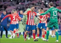  ?? ?? Koke celebra el pase a cuartos de final con Oblak.