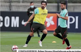  ?? ?? COMPANHEIR­OS. Rúben Neves e Moutinho em ação no treino