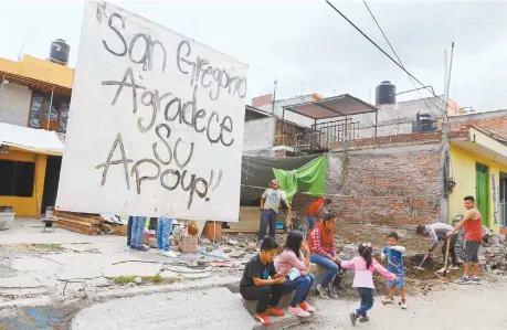  ??  ?? Habitantes de San Gregorio, en Xochimilco, principale­s beneficiad­os por el sistema de captación de lluvia