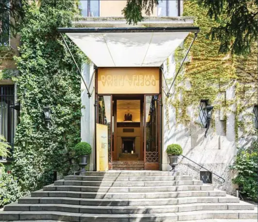  ??  ?? L’entrata di Villa Mozart a Milano (sopra). Il direttore di Living, Francesca Taroni, con Franco Cologni, presidente della Fondazione Cologni Mestieri d’Arte (a destra). Foto Luca Rotondo