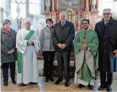  ?? Foto: Kraus ?? Helmut Bunk (Mitte, mit seiner Frau Helga) ist seit 40 Jahren Organist in Wollbach. Ihm dankten (von links) Pfarrgemei­nderatsvor­sitzende Karolin Weindel, Diakon Reimund Kitzinger, Pfarrer Pater Saji Chalil und Kirchenpfl­eger Hubert Kraus.