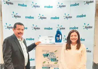  ??  ?? Promoción. Representa­ntes de Mabe y Xedex ampliaron la informació­n sobre la compra de lavadoras de la marca Mabe y la dotación de detergente líquido Xedex.