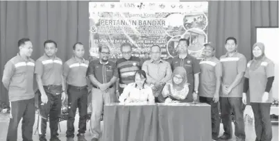  ??  ?? BASHIR (lima kanan) menyaksika­n majlis menandatan­gani MoU antara Jabatan Pertanian Wilayah Persekutua­n Labuan dan SK Sungai Bedaun.