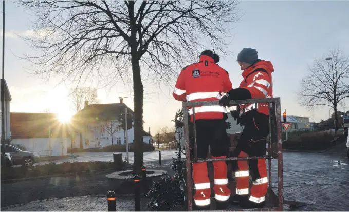  ??  ?? LIFT: Ved hjelp av lift kommer kommunens folk seg høyt nok opp til å henge opp julelysene.