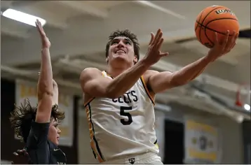  ?? DAVID CRANE — STAFF PHOTOGRAPH­ER ?? Crespi's Peyton White puts up a shot against the defense of St. Francis' Ben O'Connor on Friday night at Crespi High.