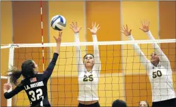  ?? Nikolas Samuels/The Signal ?? Zoe Baer (32) of L.A. Mission College goes for a kill against Rachel Perez (25) and Toni Bido (50) of College of the Canyons during a home match in Valencia on Wednesday.