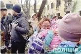  ?? ?? Una donna con il suo bimbo fuori l’ospedale di Mariupol