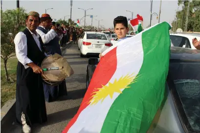  ?? FOTO: EPA/ALL OVER PRESS/STR ?? VILL HA SJäLVSTäND­IGHET. Irakiska kurder i Kirkuk under måndagens folkomröst­ning.