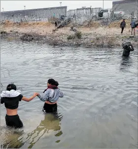  ?? EFE ?? Texas. Un grupo de migrantes se preparan para cruzar el Río Bravo.